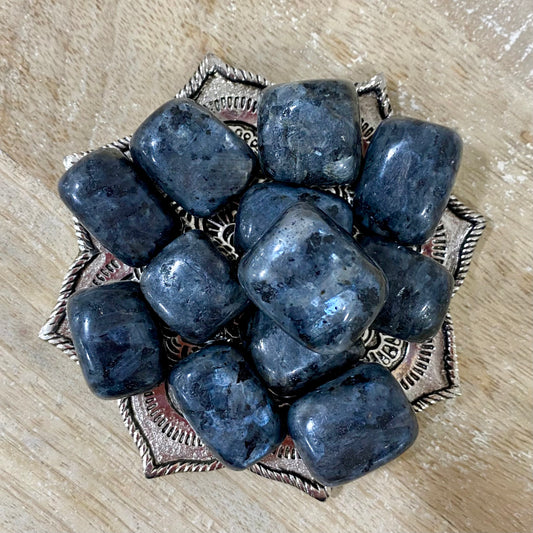 PIERRES ROULEES FORME CUBIQUE - LARVIKITE